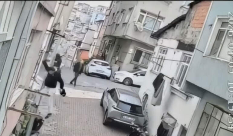 Gündüz vakti 3’üncü kata tırmanıp çantayı çaldı: O anlar kamerada
