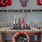 Süper Lig ekibinin taraftar otobüsünden cephanelik çıktı: Döner bıçağı, satır, sis bombası