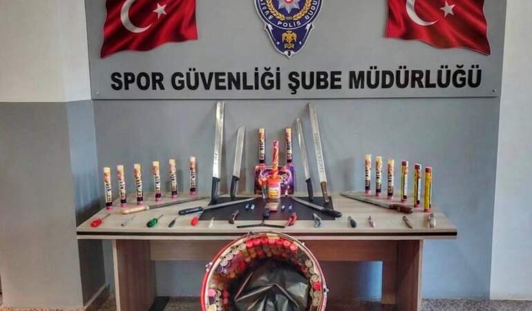 Süper Lig ekibinin taraftar otobüsünden cephanelik çıktı: Döner bıçağı, satır, sis bombası