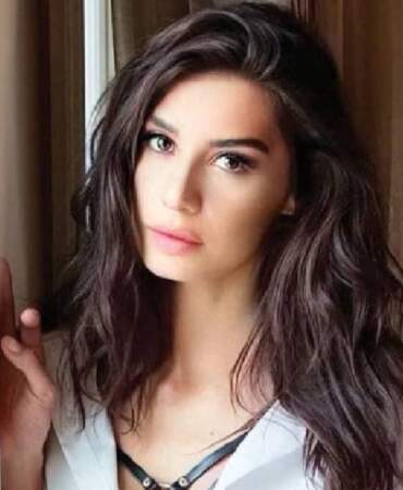 Burcu Kıratlı’nın isimsiz çiçeği heyecanlandırdı? Yoksa yeni bir aşk mı doğuyor?