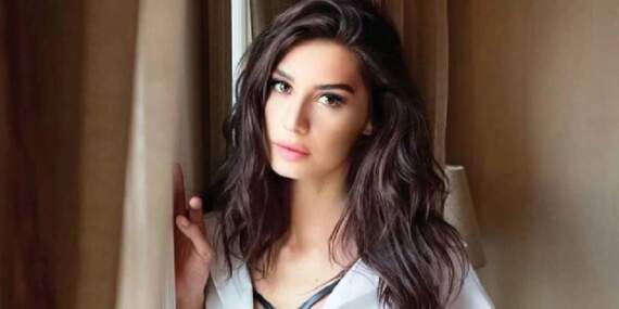 Burcu Kıratlı’nın isimsiz çiçeği heyecanlandırdı? Yoksa yeni bir aşk mı doğuyor?
