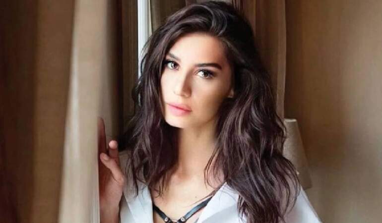 Burcu Kıratlı’nın isimsiz çiçeği heyecanlandırdı? Yoksa yeni bir aşk mı doğuyor?