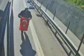 E-5’te alkışlanan hareket: İETT şoförü otobüsü durdurup yerdeki bayrağı aldı