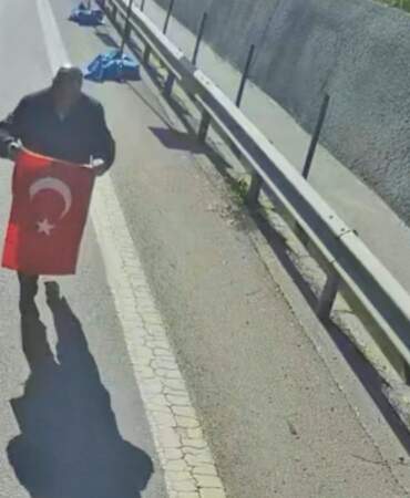 E-5’te alkışlanan hareket: İETT şoförü otobüsü durdurup yerdeki bayrağı aldı