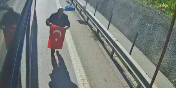 E-5’te alkışlanan hareket: İETT şoförü otobüsü durdurup yerdeki bayrağı aldı