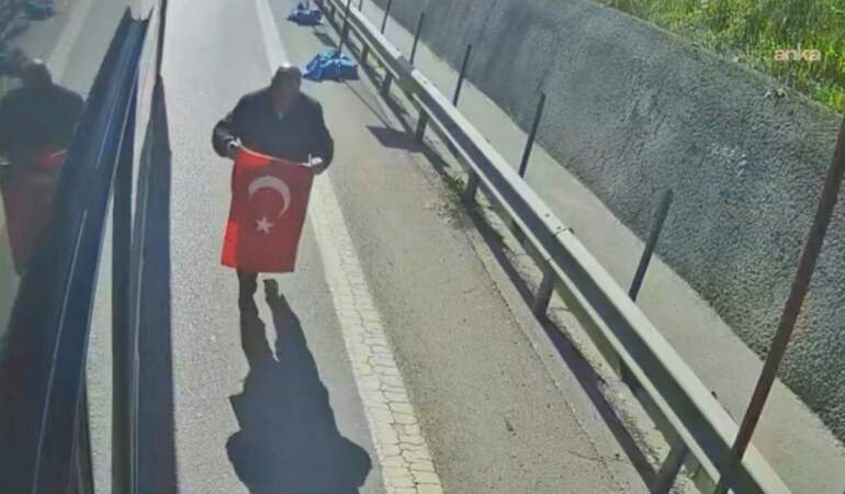 E-5’te alkışlanan hareket: İETT şoförü otobüsü durdurup yerdeki bayrağı aldı