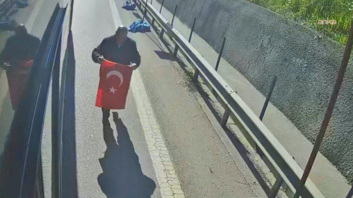 E-5’te alkışlanan hareket: İETT şoförü otobüsü durdurup yerdeki bayrağı aldı