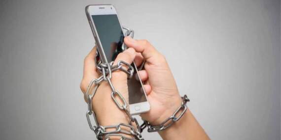 Onlar şarjı %5’e düşünce panik atak geçiriyor! İşte telefon bağımlısı burçlar