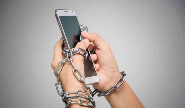 Onlar şarjı %5’e düşünce panik atak geçiriyor! İşte telefon bağımlısı burçlar
