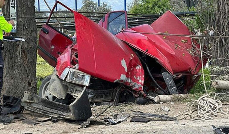 İzmir’de feci kaza: 2 ölü, 2 yaralı