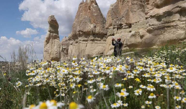 Turlar iptal edildi, turistler rotayı değiştirdi! Kapadokya’da bahar renkleri coşuyor
