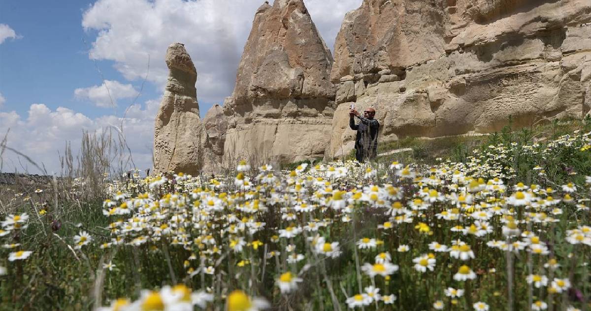 Turlar iptal edildi, turistler rotayı değiştirdi! Kapadokya’da bahar renkleri coşuyor