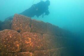 Van Gölü’nün dibindeki 3 bin yıllık gizem: Urartu Kalesi gün yüzüne çıktı!