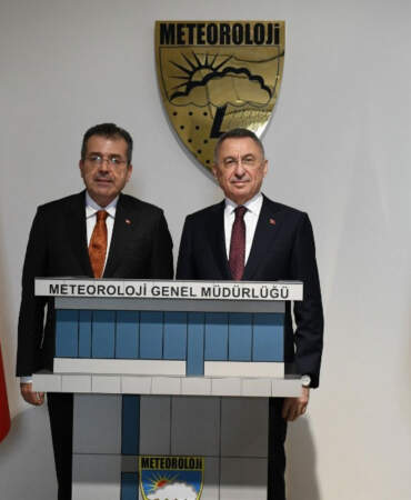 Fuat Oktay meteorolojik balonu gökyüzüne gönderdi