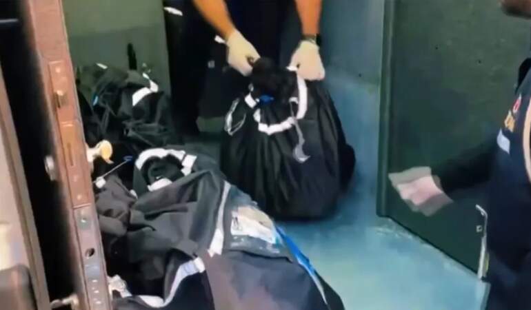 Durdurulan araçtan servet çıktı: 590 milyon TL’lik kaçak altın ve döviz yakalandı
