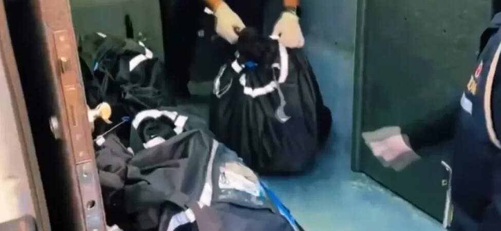 Durdurulan araçtan servet çıktı: 590 milyon TL’lik kaçak altın ve döviz yakalandı