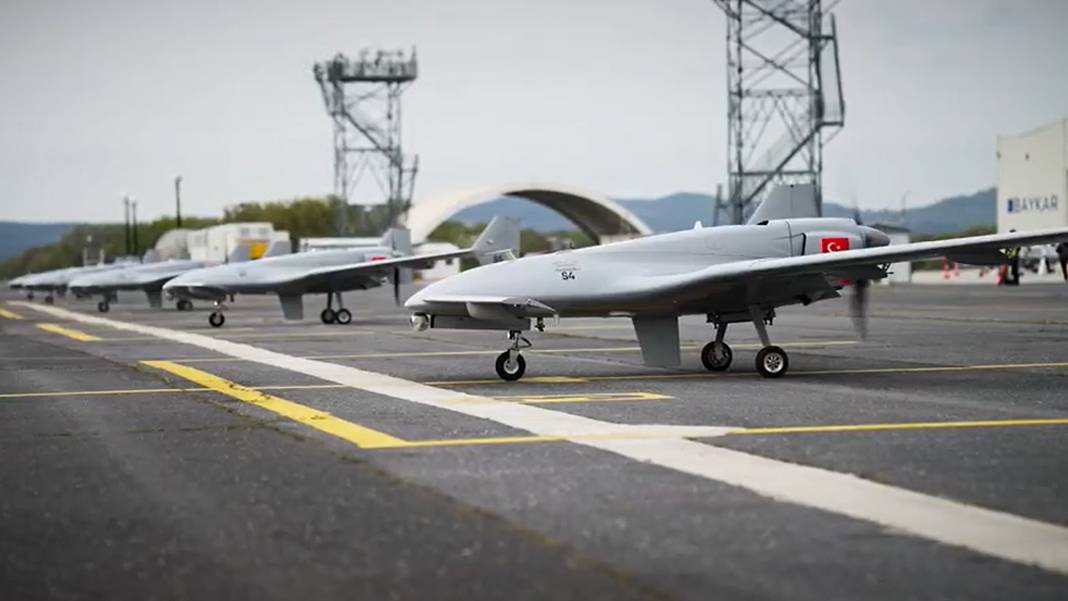 Baykar’dan dünyada bir ilk! K2 ve Sivrisinek’ten yapay zeka destekli otonom sürü uçuşu