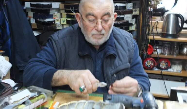 71 yaşında arı misali çalışıyor: Yüzlerce renk ve boyda elleriyle diziyor