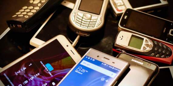 Bir köşede bekletiyorsanız çok şanslısınız: Eski telefonlar servet değerine ulaştı