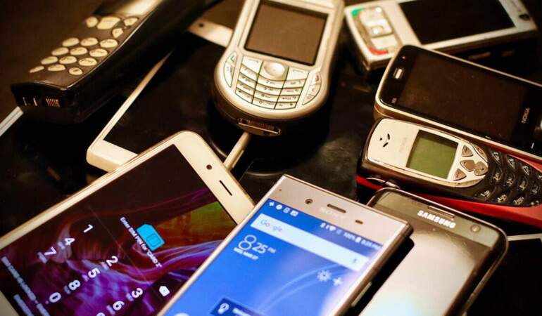 Bir köşede bekletiyorsanız çok şanslısınız: Eski telefonlar servet değerine ulaştı