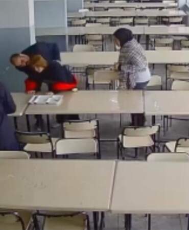 Okulda korku dolu anlar! Nefes borusuna elma kaçan öğrenciyi öğretmeni kurtardı