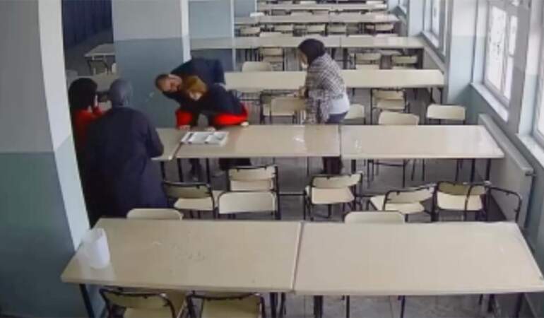 Okulda korku dolu anlar! Nefes borusuna elma kaçan öğrenciyi öğretmeni kurtardı