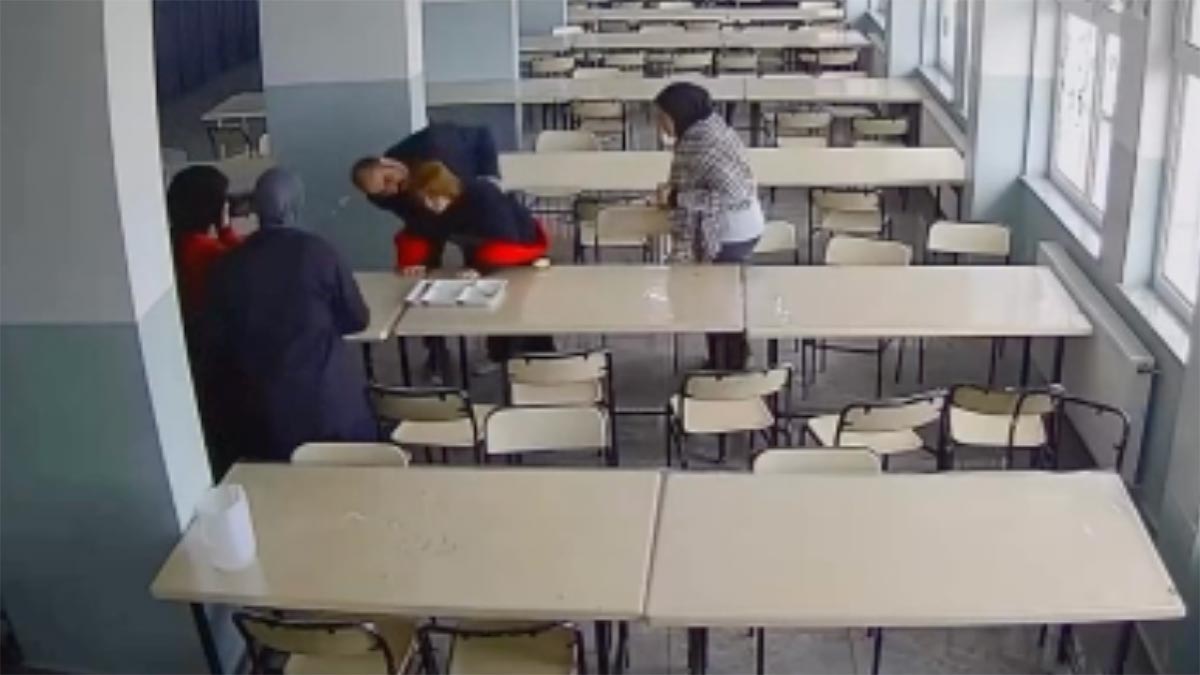 Okulda korku dolu anlar! Nefes borusuna elma kaçan öğrenciyi öğretmeni kurtardı