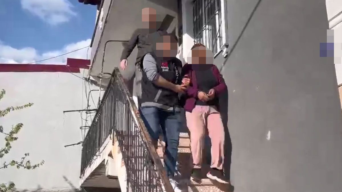 26 yıllık firari yatak odasından çıktı: Gizli bölme yapmış