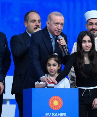 Erdoğan, İstanbul’daki TOKİ kura çekimini başlattı