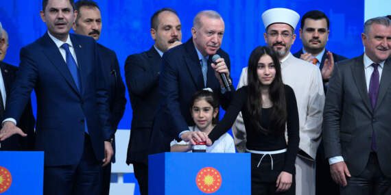 Erdoğan, İstanbul’daki TOKİ kura çekimini başlattı