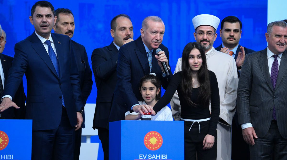 Erdoğan, İstanbul’daki TOKİ kura çekimini başlattı