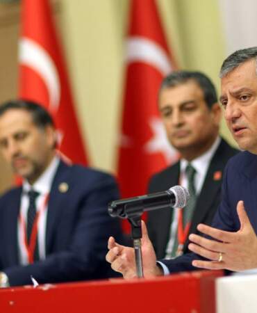 Özel’den Belediye Başkanları Buluşması’nda ‘seçim’ mesajı: Sandık en geç 2028’in haziranında açılacak