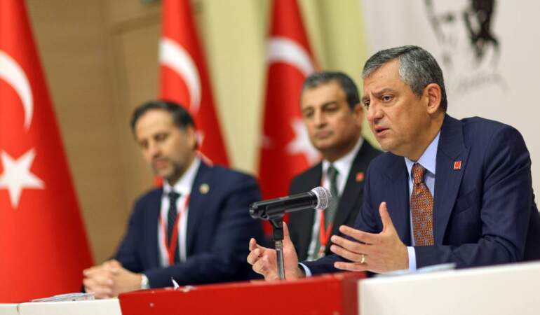 Özel’den Belediye Başkanları Buluşması’nda ‘seçim’ mesajı: Sandık en geç 2028’in haziranında açılacak