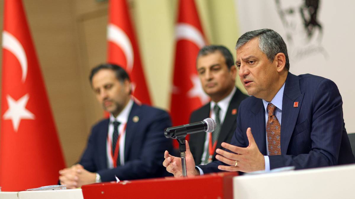 Özel’den Belediye Başkanları Buluşması’nda ‘seçim’ mesajı: Sandık en geç 2028’in haziranında açılacak