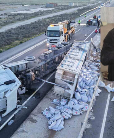 Kazayı görüp yardım için duranların aracına çarptı: Hacca giden yolcu hayatını kaybetti