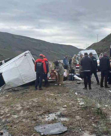 Muş’ta minibüs dere yatağına devrildi: Çok sayıda yaralı var