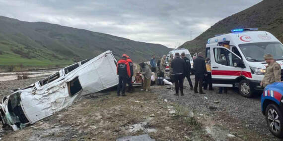 Muş’ta minibüs dere yatağına devrildi: Çok sayıda yaralı var