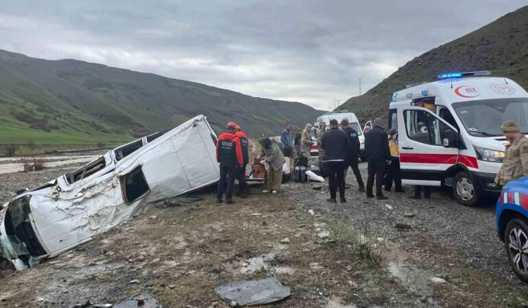 Muş’ta minibüs dere yatağına devrildi: Çok sayıda yaralı var