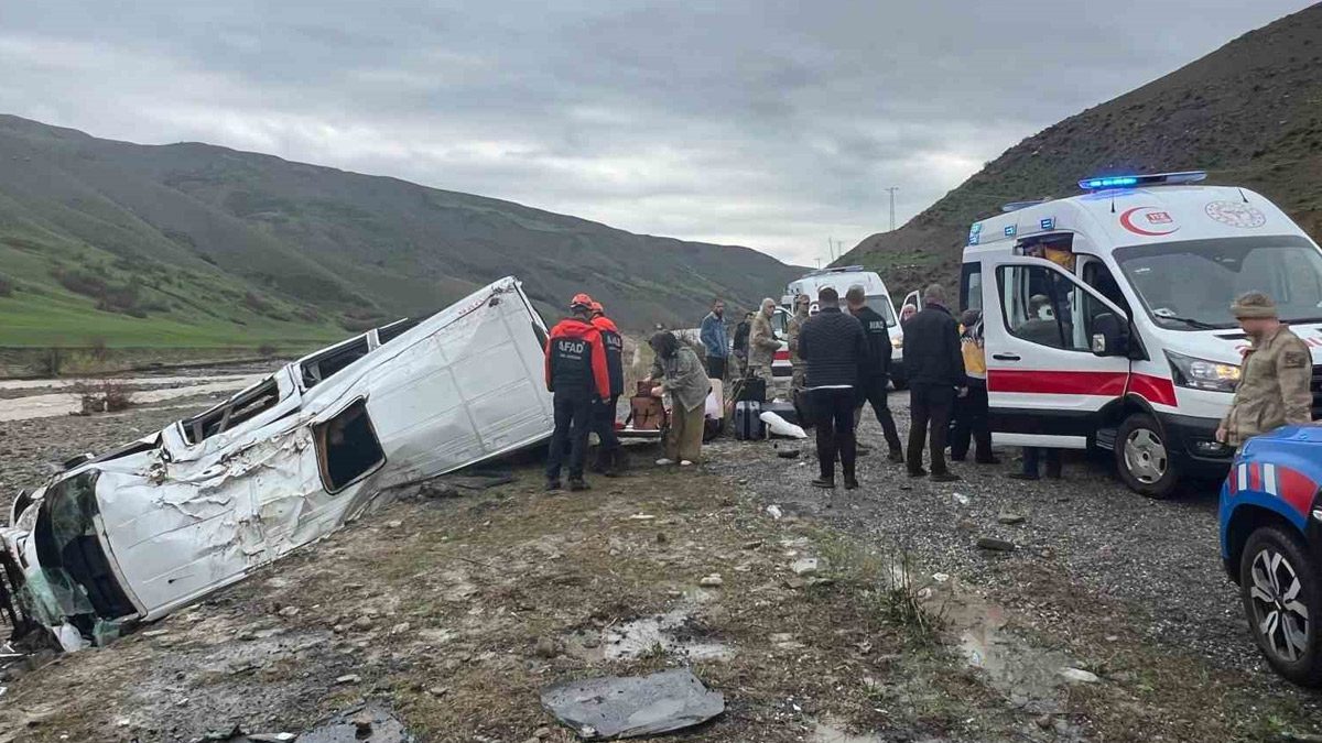 Muş’ta minibüs dere yatağına devrildi: Çok sayıda yaralı var