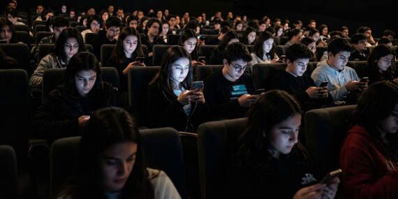 Odaklanma sorunu neden olur, dikkat eksikliği nasıl geçer? Sosyal medya bağımlılığı nasıl anlaşılır, nomofobi nedir? Genç neslin acı tablosu