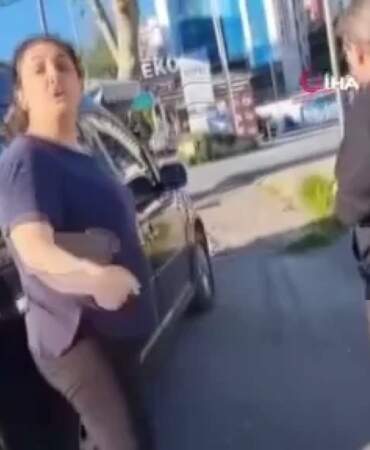 Trafikte korku dolu anlar: Sürücüyü darbedip motosikletine el koydular