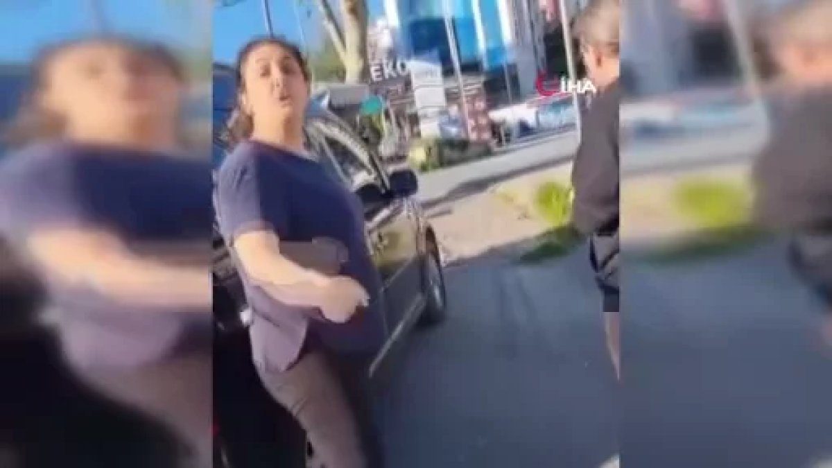 Trafikte korku dolu anlar: Sürücüyü darbedip motosikletine el koydular