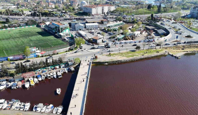 Küçükçekmece Gölü’nde korkutan görüntü: Suyun rengi kırmızıya döndü