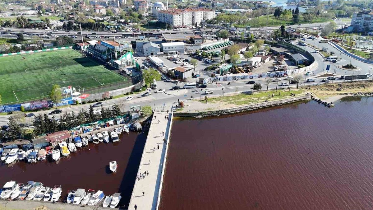 Küçükçekmece Gölü’nde korkutan görüntü: Suyun rengi kırmızıya döndü