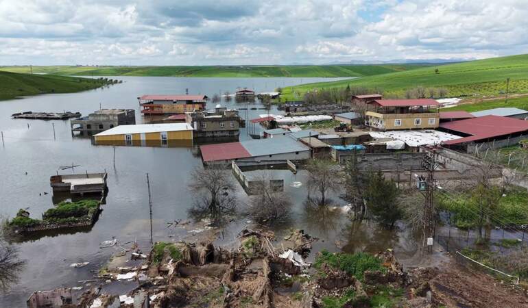 Yer Diyarbakır: Baraj kapakları açıldı, bir mahalle sular altında kaldı