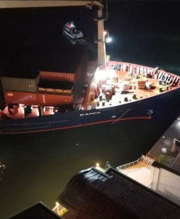 Boğaz’da konteyner gemisi karaya oturdu: Yalıya metreler kala durdu, geçişler geçici olarak durduruldu