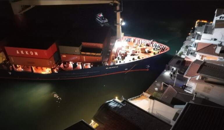 Boğaz’da konteyner gemisi karaya oturdu: Yalıya metreler kala durdu, geçişler geçici olarak durduruldu