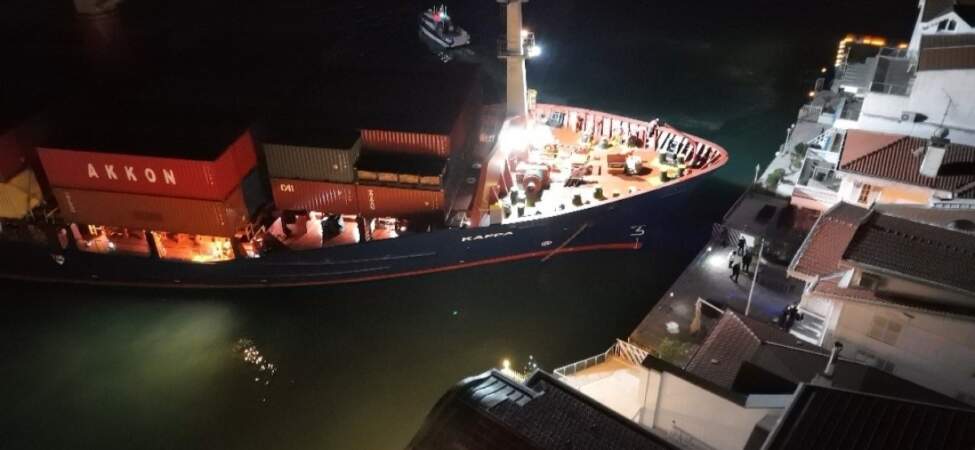Boğaz’da konteyner gemisi karaya oturdu: Yalıya metreler kala durdu, geçişler geçici olarak durduruldu
