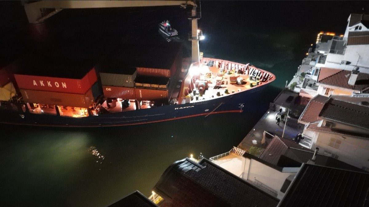 Boğaz’da konteyner gemisi karaya oturdu: Yalıya metreler kala durdu, geçişler geçici olarak durduruldu