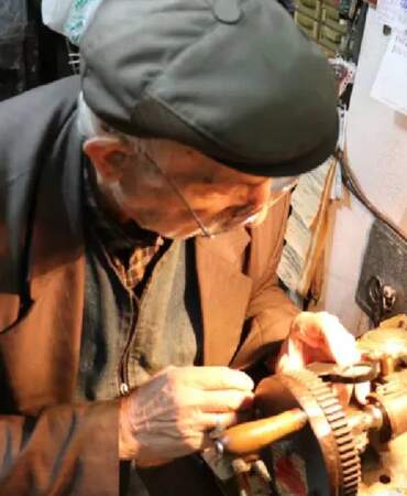 Teknolojiye güvenmedi kendi makinesini yaptı! 55 yıldır üretime devam ediyor